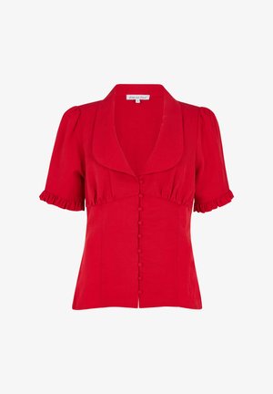 Rote kurzärmelige Bluse mit rundem Kragen, vorn mit stoffbezogenen Knöpfen und gerüschten Ärmelabschlüssen.