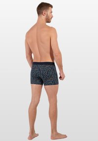 Zwemshorts voor heren met een donkerblauw paisleypatroon, een elastische tailleband en een strakke pasvorm, gemaakt van een gladde stof.
