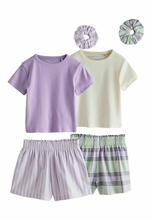 To kortærmede ribstrikkede toppe i lavendel og creme, kombineret med shorts med elastisk talje i lavendelstriber og grøn tern, plus matchende hårstrikker.
