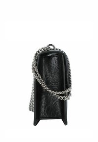 Sac à main en cuir noir avec une finition texturée et une bandoulière en chaîne argentée. Présente une forme structurée et un intérieur brillant.