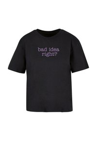 Schwarzes T-Shirt in lockerer Passform mit kurzen Ärmeln. Vorn steht in einer einfachen Schriftart der lila Text "schlechte Idee, oder?".