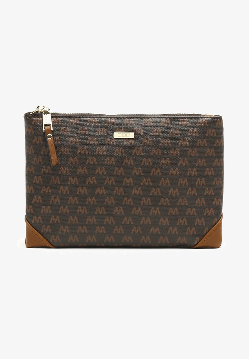 Ruskea kuviollinen käsilaukku, jossa on kultaiset yksityiskohdat, teksturoitu kangas, vetoketjukiinnitys ja ruskeat nahkaosuudet kulmissa.