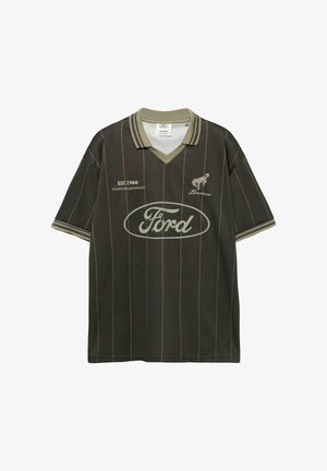 Polo vert foncé à manches courtes avec des rayures verticales, doté d'un col en V, du logo Ford et d'un graphisme Bronco en couleurs beige contrastantes.