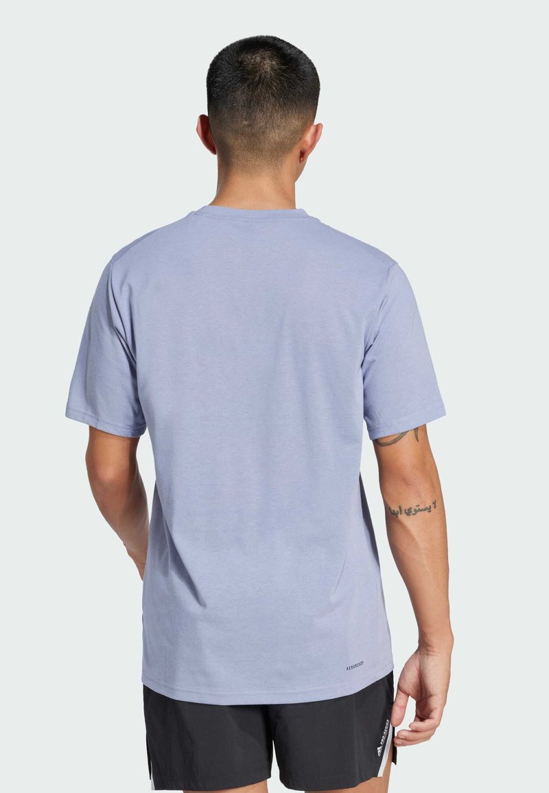 Svetlo modré bavlnené tričko s krátkymi rukávmi a okrúhlym výstrihom, s logom na leme a hladkou textúrou.