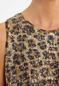Top en sequins avec un motif léopard, présentant des couleurs dorées, noires et brunes. Il a une texture lisse et un col rond.