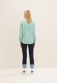 TOM TAILOR WITH SLUB STRUCTURE - Košilová halenka  - vivid leaf green