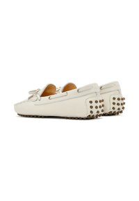 Los zapatos de barco de cuero color marrón claro presentan una puntera redondeada, diseño con cordones y suela de goma con puntos elevados para ofrecer tracción.