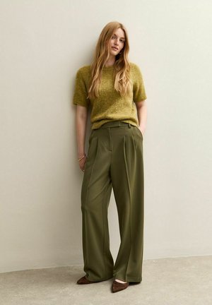 PLEATED FRONT WIDE - Pantalones - khaki