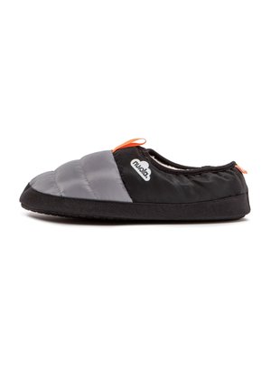 Zapatilla de perfil bajo acolchada con parte superior de tela negra y gris, tiradores naranjas y suela de goma, vista desde un lado.