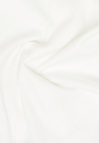 Weißer Stoff mit einer glatten Oberfläche, der einen leichten Glanz aufweist. Die Textur wirkt weich und leicht, mit dezenten Falten.
