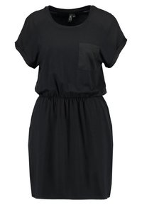 Czarna sukienka z krótkim rękawem wykonana z miękkiego materiału, z elastycznym pasem, kieszenią na lewej piersi i luźnym krojem.