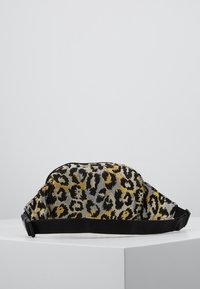Borsa con motivo leopardato in colori nero, oro e grigio. Tessuto morbido, forma arrotondata, tracolla nera regolabile e chiusura a zip.