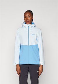Veste imperméable bleu clair avec une section inférieure bleu foncé, capuche ajustable et fermeture éclair à l'avant. Présente un logo sur la poitrine et des poignets élastiques.