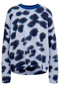 Pull pelucheux bleu clair avec des taches d'imprimé animal irrégulières bleu foncé et noires et un col rond bleu uni.