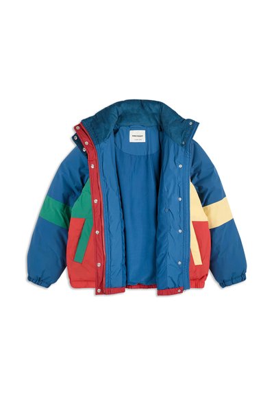 Giacca piumino multicolore con sezioni blu, rosse, verdi e gialle, dotata di una morbida fodera interna e chiusura a bottoni a scatto.