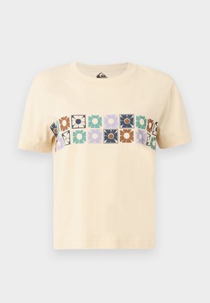 Sahnefarbendes Baumwoll-T-Shirt mit einem horizontalen Blockmuster aus stilisierten Blumen in verschiedenen Farben. Kurzärmelig und mit Rundhalsausschnitt.