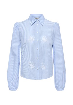 Chemise à manches longues à rayures verticales bleu clair et blanches avec broderie florale blanche, boutonnage sur le devant et col pointu.