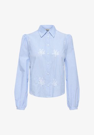 Chemise à manches longues à rayures verticales bleu clair et blanches avec broderie florale blanche, boutonnage sur le devant et col pointu.