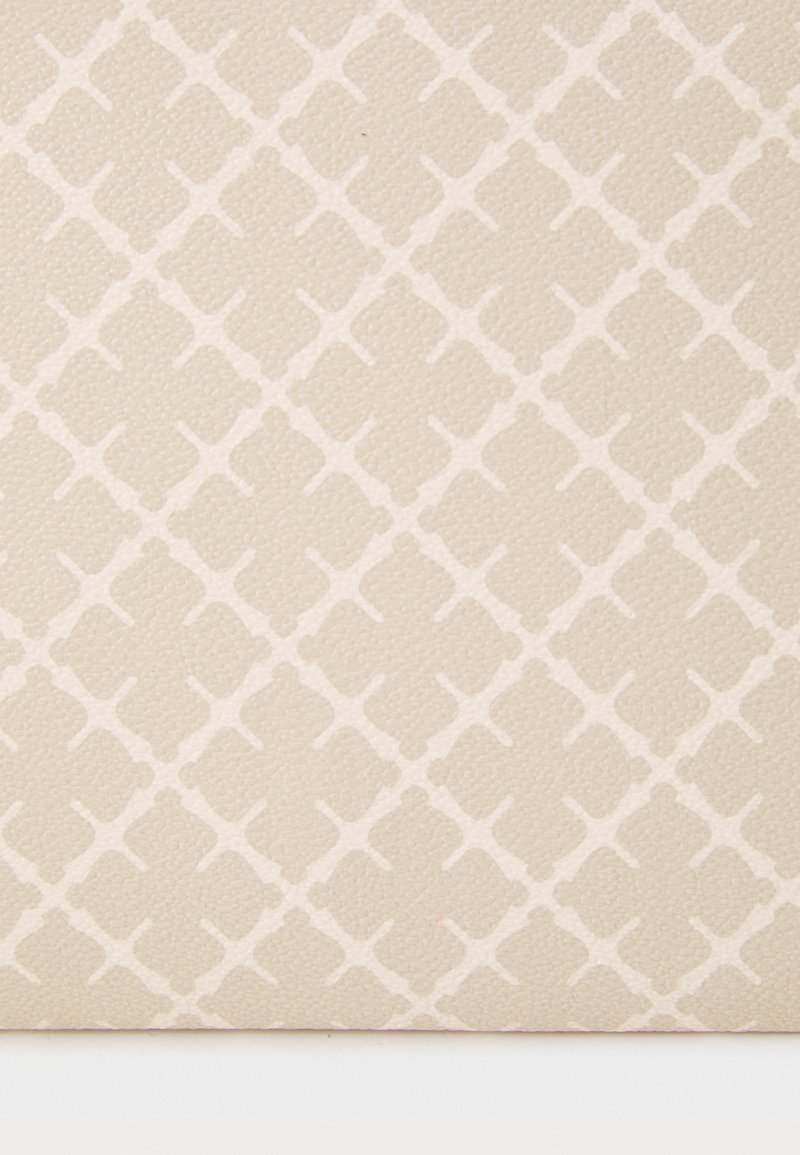 Beige strukturierte Oberfläche mit einem Diamantenmuster und helleren Diamantformen, die einen subtilen Kontrast zum Hintergrund erzeugen.