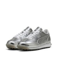 Scarpe da ginnastica argento con finitura metallica, presentano lacci bianchi, punta rotonda, suola testurizzata e logo distintivo sul lato.