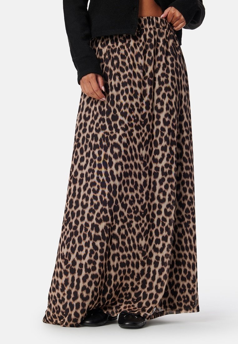 Maxi sukně s leopardím potiskem vyrobená z měkké tkaniny, s elastickým pasem a splývavým designem, v béžových a tmavě hnědých odstínech.