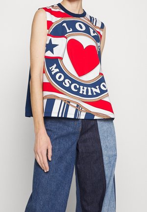 Bezrękawnik z czerwonym sercem, grafiką z liną, białymi i niebieskimi paskami oraz napisem "LOVE MOSCHINO", zestawiony z dwukolorowymi jeansami.