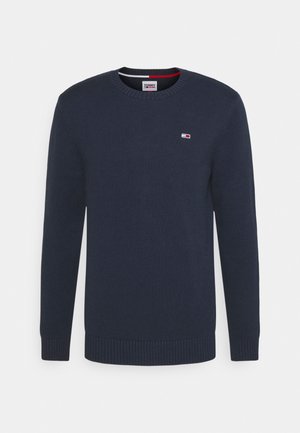 Marineblauer Strickpullover mit Rundhalsausschnitt, langen Ärmeln, gerippten Bündchen und Saum sowie einem kleinen Tommy Jeans Logo auf der linken Brust.