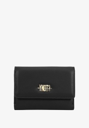 Portafoglio in pelle nera con finitura testurizzata, caratterizzato da un logo dorato "YNOT?" sul davanti e un design a tre pieghe con chiusura a scatto.