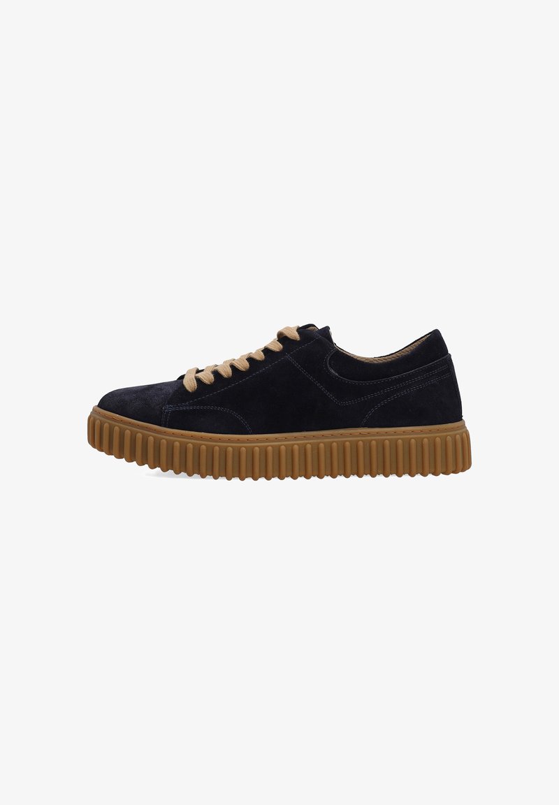 Donkerblauwe suède sneakers met beige veters, ronde neus en een dikke, grofgetextureerde tan rubberen zool. Minimalistisch ontwerp met zijnaaddetails.