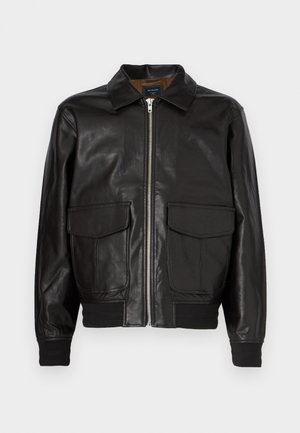 Schwarze Lederjacke mit durchgehendem Reißverschluss, zwei großen Fronttaschen, gerippten Bündchen und Saum sowie einem spitzen Kragen. Glatte Textur und klassisches Design.