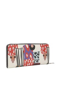 Długi portfel na zamek błyskawiczny z kolorowym abstrakcyjnym wzorem, który zawiera czerwone, fioletowe, czarne i beżowe kształty na jasnym tle.