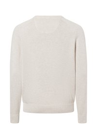 Lichtbeige trui met een ronde halslijn, lange mouwen en geribbelde manchetten en zoom. De stof heeft een zachte, gladde textuur.