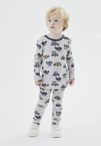 Pigiama a maniche lunghe grigio con stampe di veicoli colorati, texture a coste e colletto e vita in contrasto di colore blu navy.