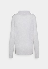 Jasnoszary sweter z golfem, długimi rękawami, prążkowanymi mankietami i dołem, o miękkiej fakturze i gładkim wykończeniu.