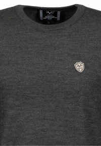 Dunkelgrauer Strickpullover mit Rundhalsausschnitt, der ein kleines gesticktes Wappenlogo auf der Brust hat. Weiche Textur und figurbetontes Design.