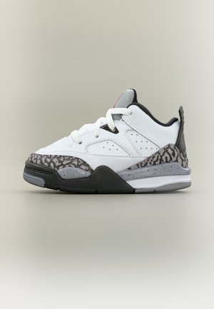 Biało-szare niskie sneakersy z czarnymi i ze wzorem słonia, białe sznurowadła i grubą szaro-czarną podeszwą.