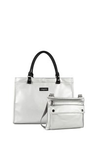 Set di borse argento che include una grande borsa a trapezio con manici neri e una piccola borsa a tracolla staccabile, entrambe con una finitura liscia e elegante.