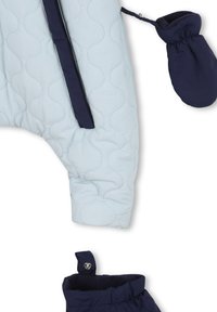 Gequilte baby-jas in lichtblauw met donkerblauwe accenten, voorzien van een zijrits en afneembare wanten met elastische manchetten.