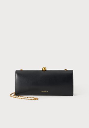 Bolso de mano negro rectangular con cierre esférico dorado y cadena dorada desmontable, sobre un fondo claro.