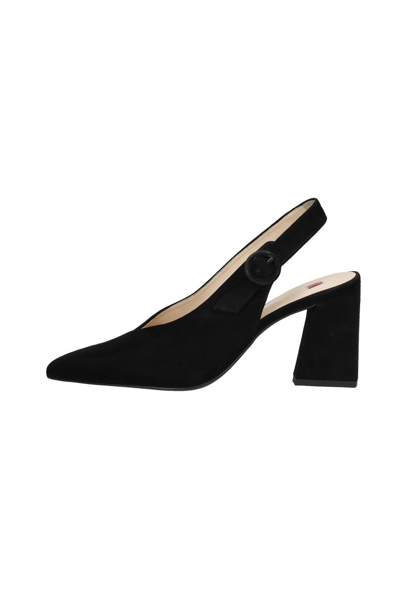 Scarpa slingback in suede nero con punta affusolata, tacco a blocco largo e un accento decorativo a bottoni sul lato. Fodera interna liscia.