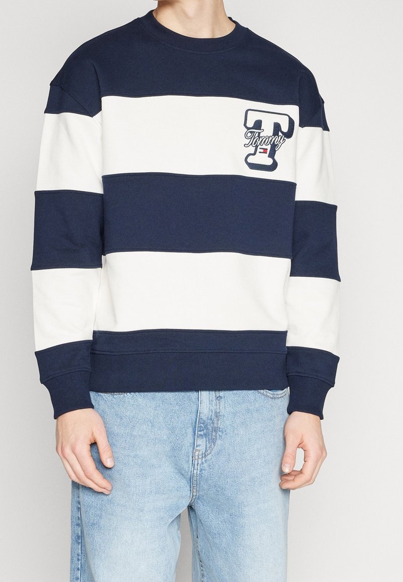 Felpa a righe blu navy e bianche realizzata in un mix di cotone, con polsini e orlo a coste, e logo ricamato sul petto.