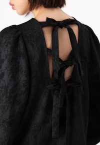 Pieces PCNETHE O NECK TIE DRESS - Kokteilinė suknelė / vakarėlių suknelė - black