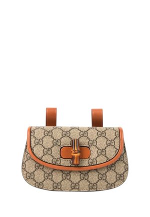 Beige Gucci bælletaske med brun læderkant, bambuslås og GG-logo mønster på stoffet.