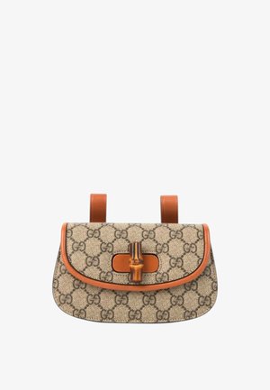 Beige Gucci bælletaske med brun læderkant, bambuslås og GG-logo mønster på stoffet.
