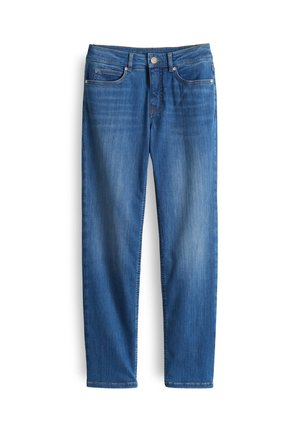 Blauwe spijkerbroek met voorzakken, riemlussen en een knoopsluiting, weergegeven tegen een witte achtergrond.