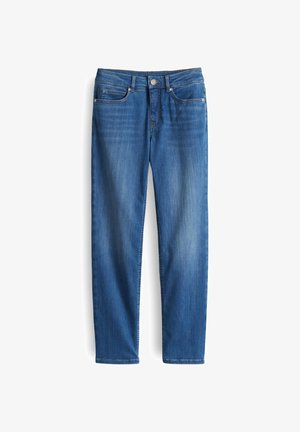 Blauwe spijkerbroek met voorzakken, riemlussen en een knoopsluiting, weergegeven tegen een witte achtergrond.