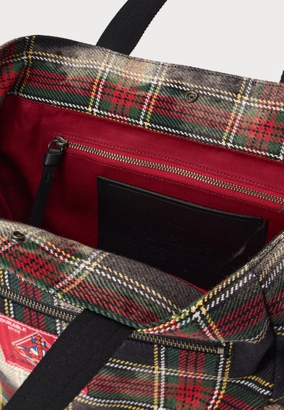 Károvaná taška s čiernym, červeným a zeleným vzorom. Vnútro je vybavené červenou látkovou podšívkou, vreckom na zips a čiernym koženým detailom.