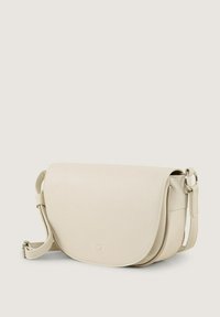 Borsa a spalla in pelle beige con pattina curva, tracolla regolabile e texture liscia. Presenta un logo discreto sul fronte.