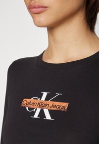 Calvin Klein Jeans SEASONAL MONOLOGO LONG SLEEVE - Camiseta de manga larga - black