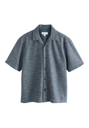 Camisa de manga corta con botones en tela gris oscuro con un patrón texturizado. Cuenta con un cuello clásico y seis botones en la parte frontal.